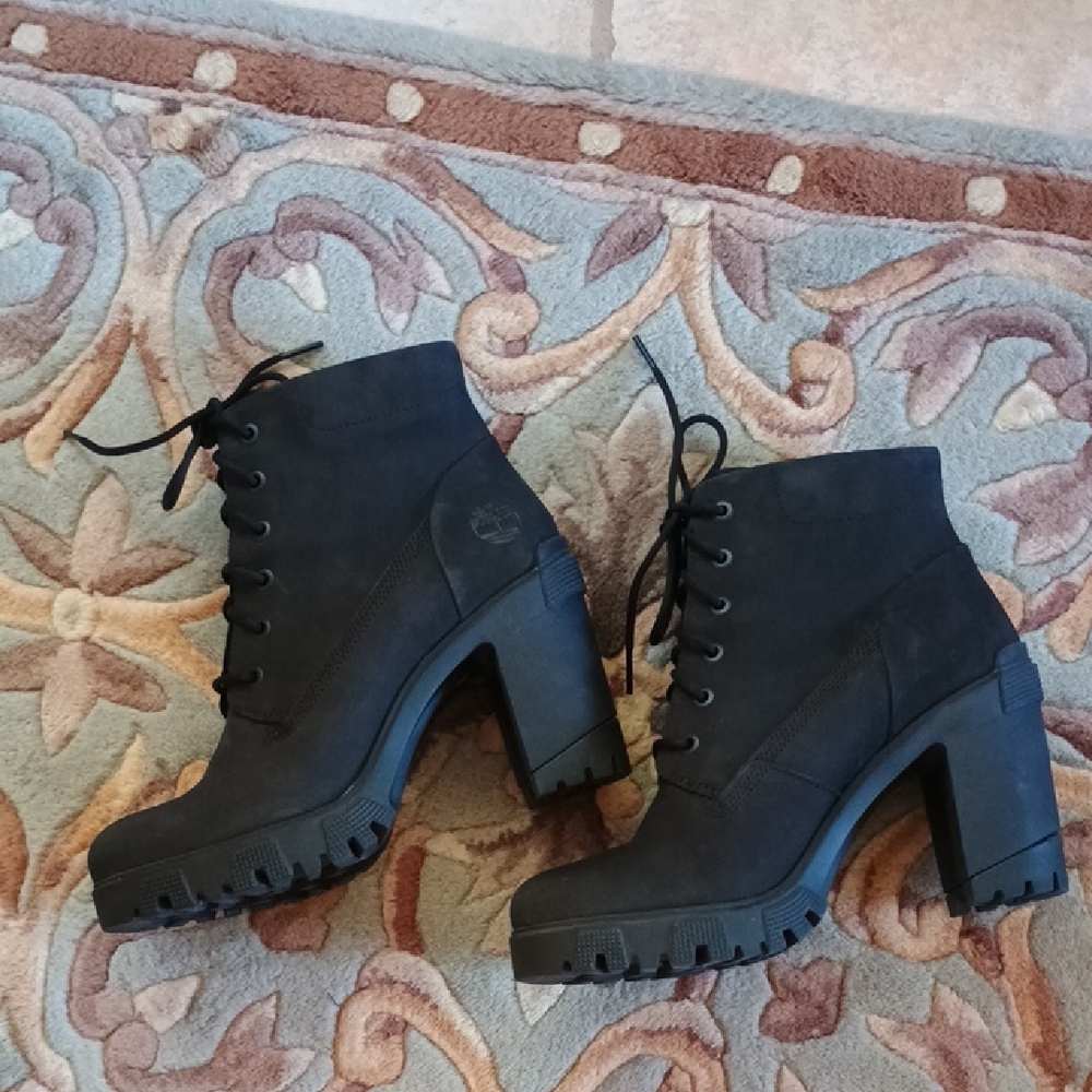 EUC Timberland Water Repellant Black Heeled Lace-Up Boots